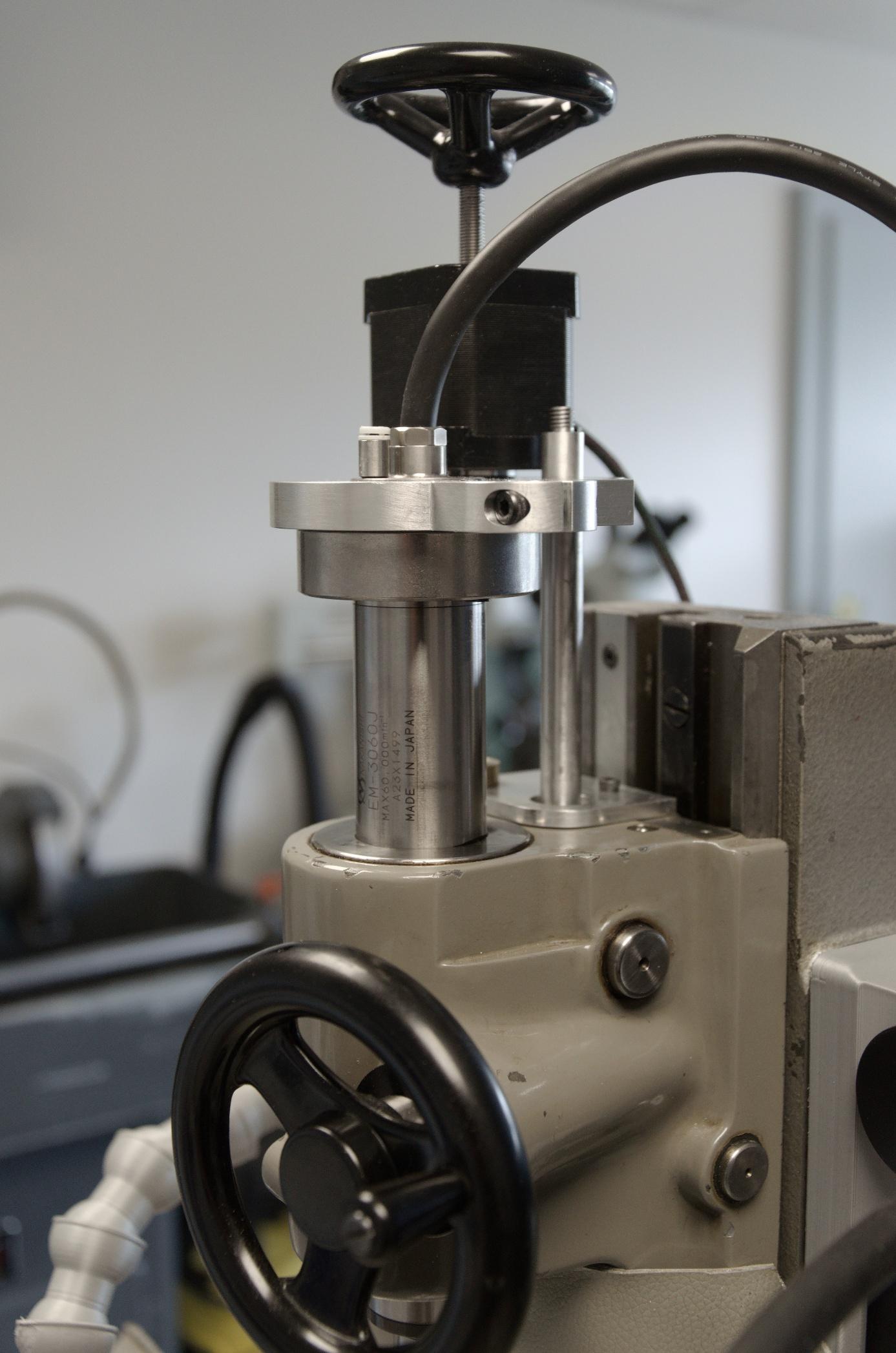 Vue rapprochée de l'ensemble broche EM-3060J monté sur la machine.