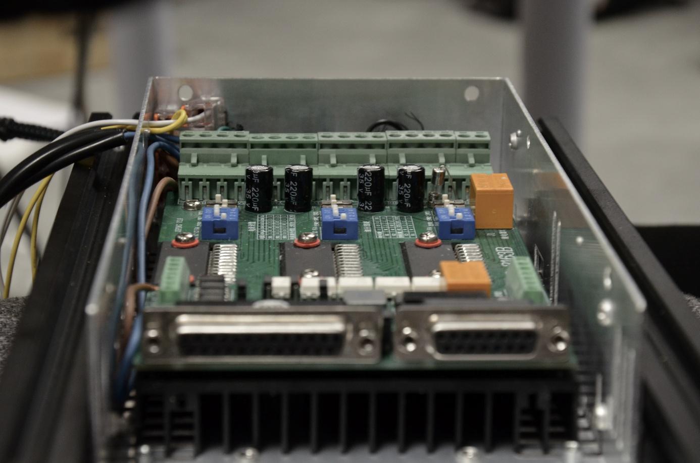Carte électronique dans son boîtier métallique.