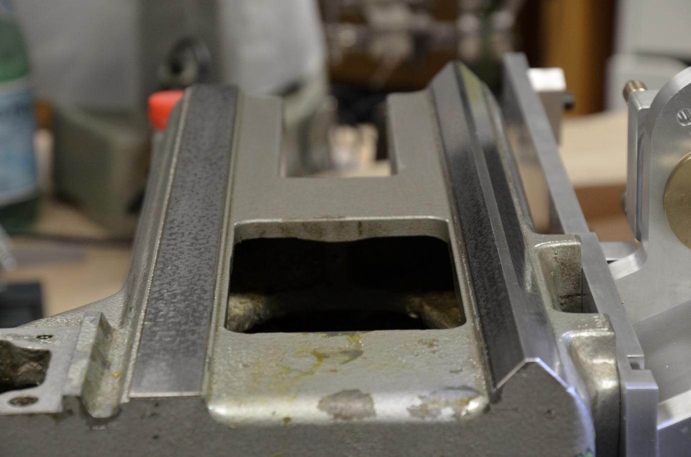 Pièce mécanique avec des surfaces grattées.