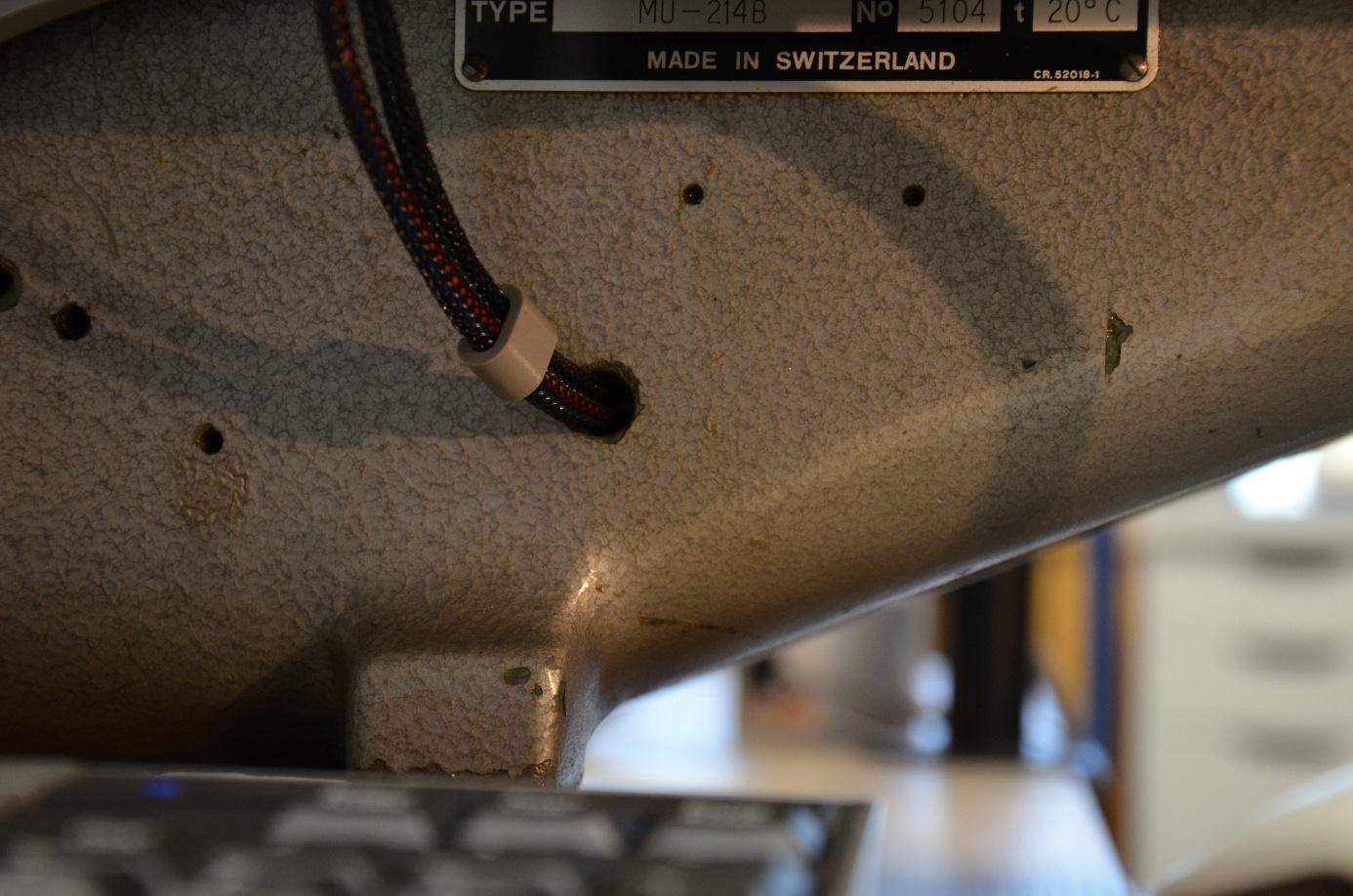 Passage des câbles à l'intérieur du bâti de la machine.