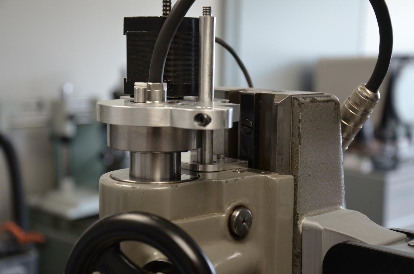 Le même ensemble broche-moteur monté sur la machine.