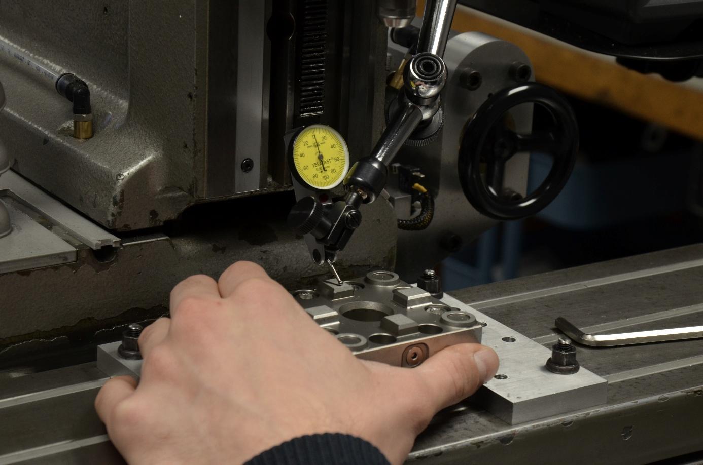 Positionnement d'une pièce métallique sur la machine équipée d'un comparateur à cadran.