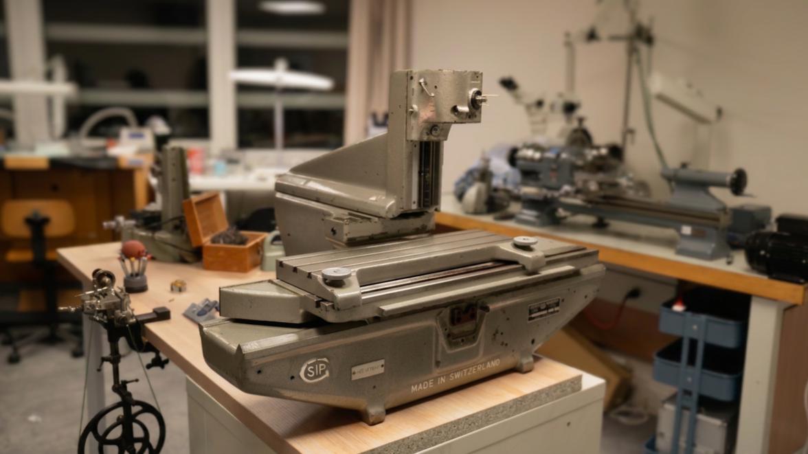 Machine SIP MU214B sur un établi dans un atelier.